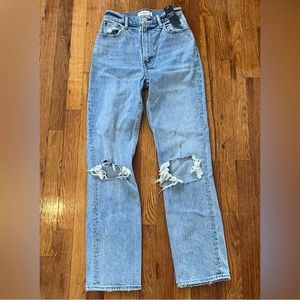 NWT Abercrombie & Fitch 90’s Straight Ultra High Rise
Light Wash Size 25R/0